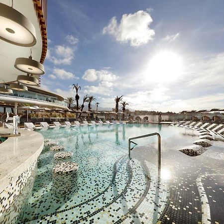 Hard Rock Hotel Tenerife Адехе Екстериор снимка The pool at the hotel