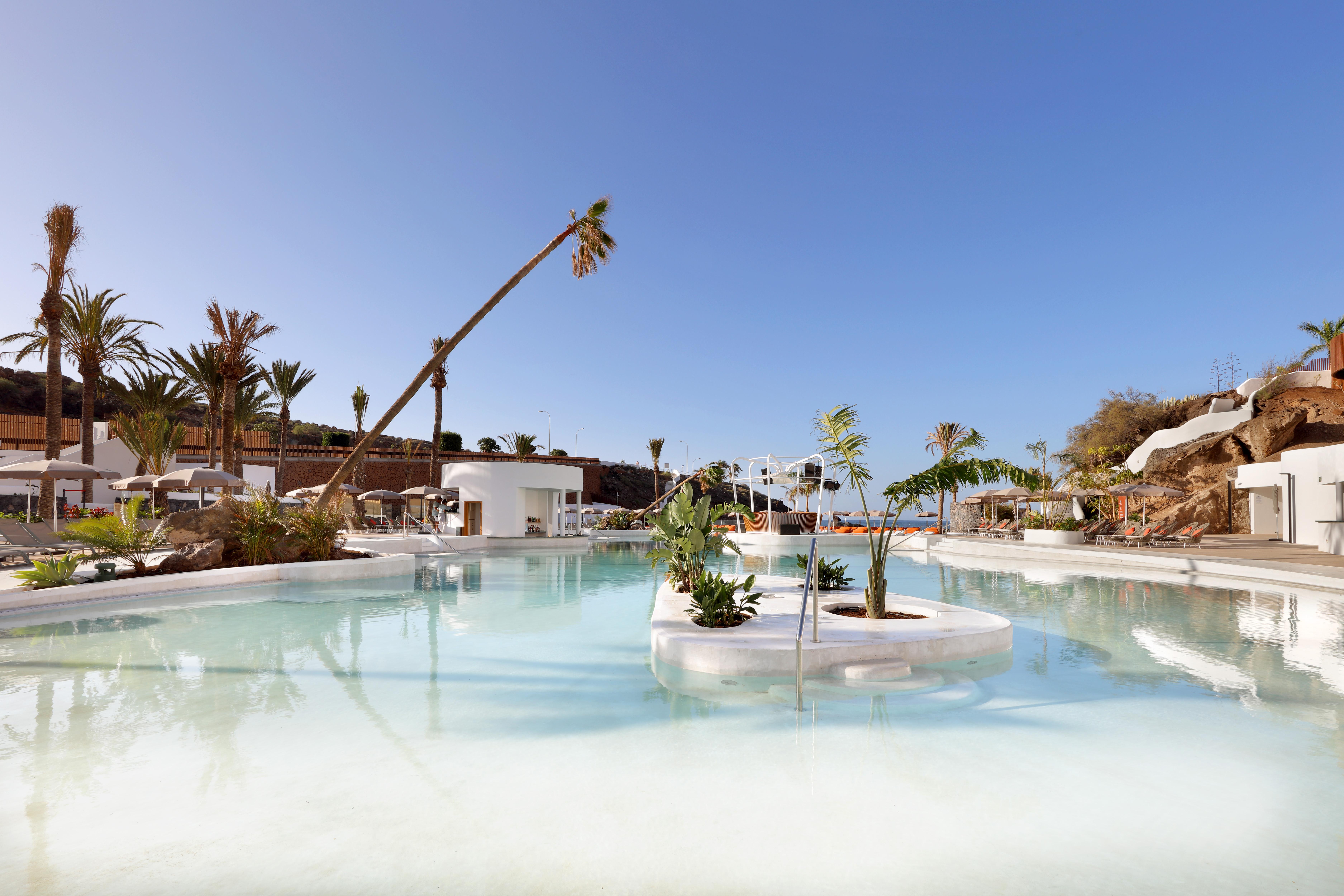 Hard Rock Hotel Tenerife Адехе Екстериор снимка The pool at the hotel