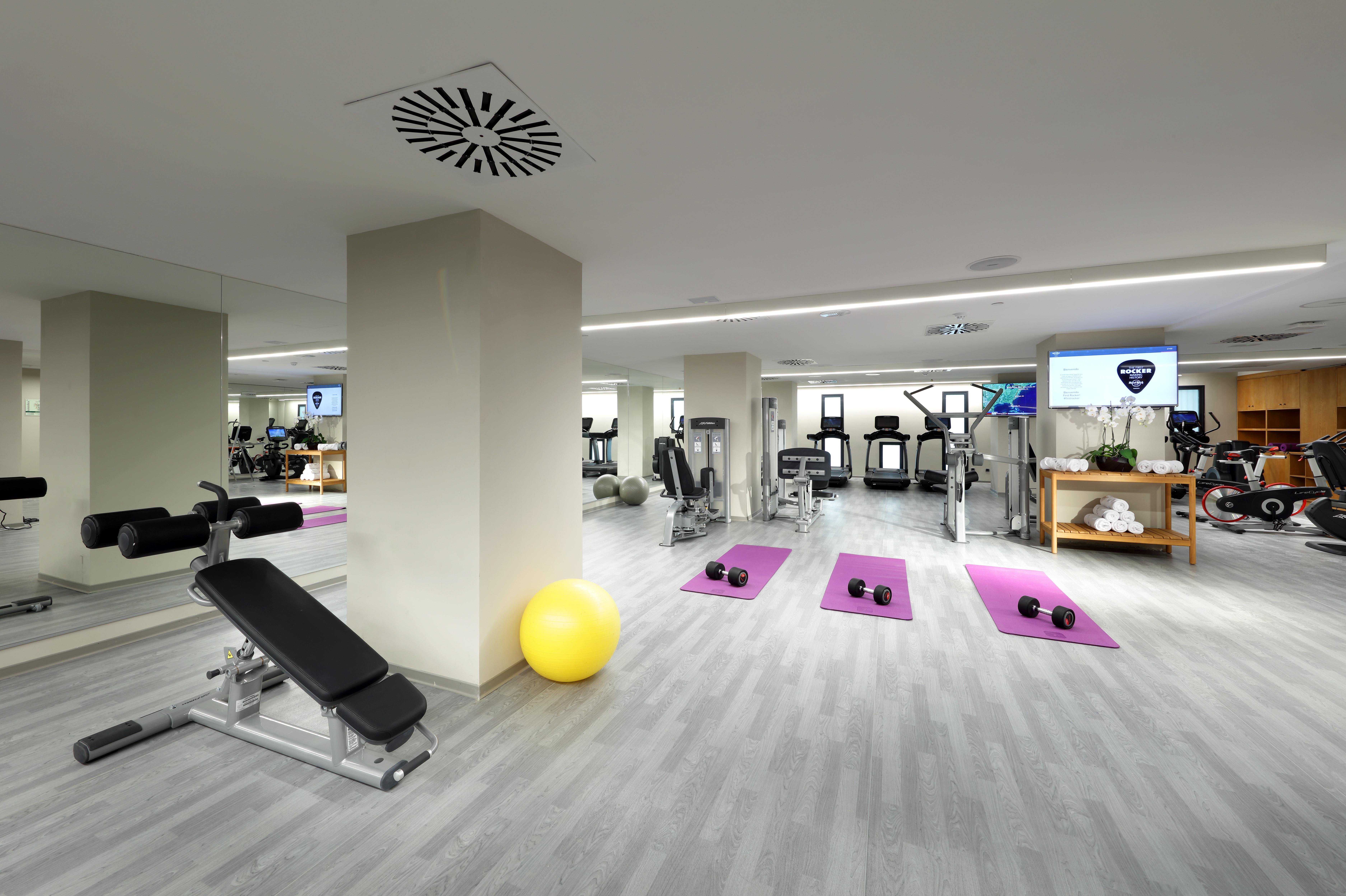 Hard Rock Hotel Tenerife Адехе Екстериор снимка The gym at the hotel