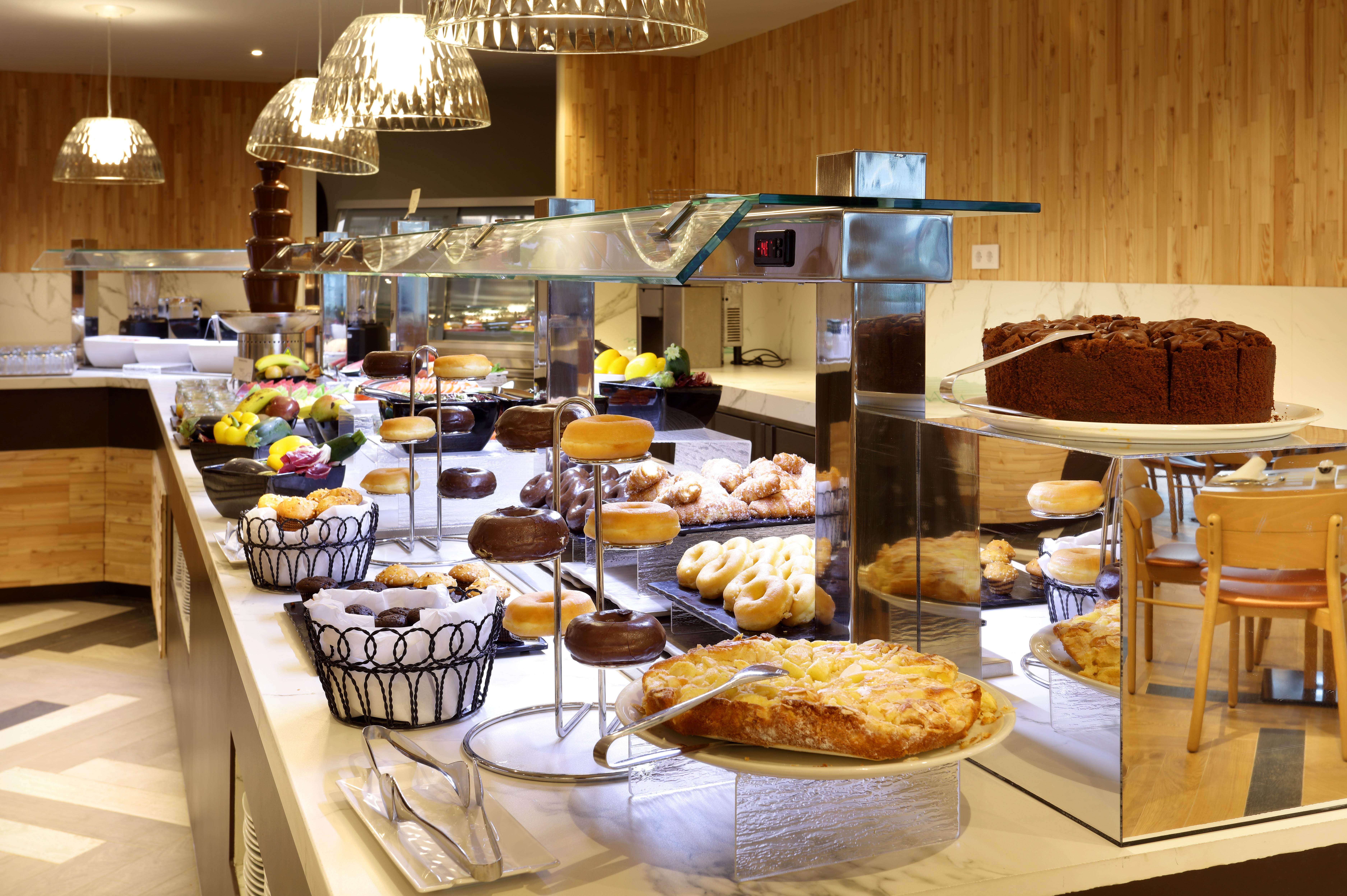 Hard Rock Hotel Tenerife Адехе Екстериор снимка A dessert buffet