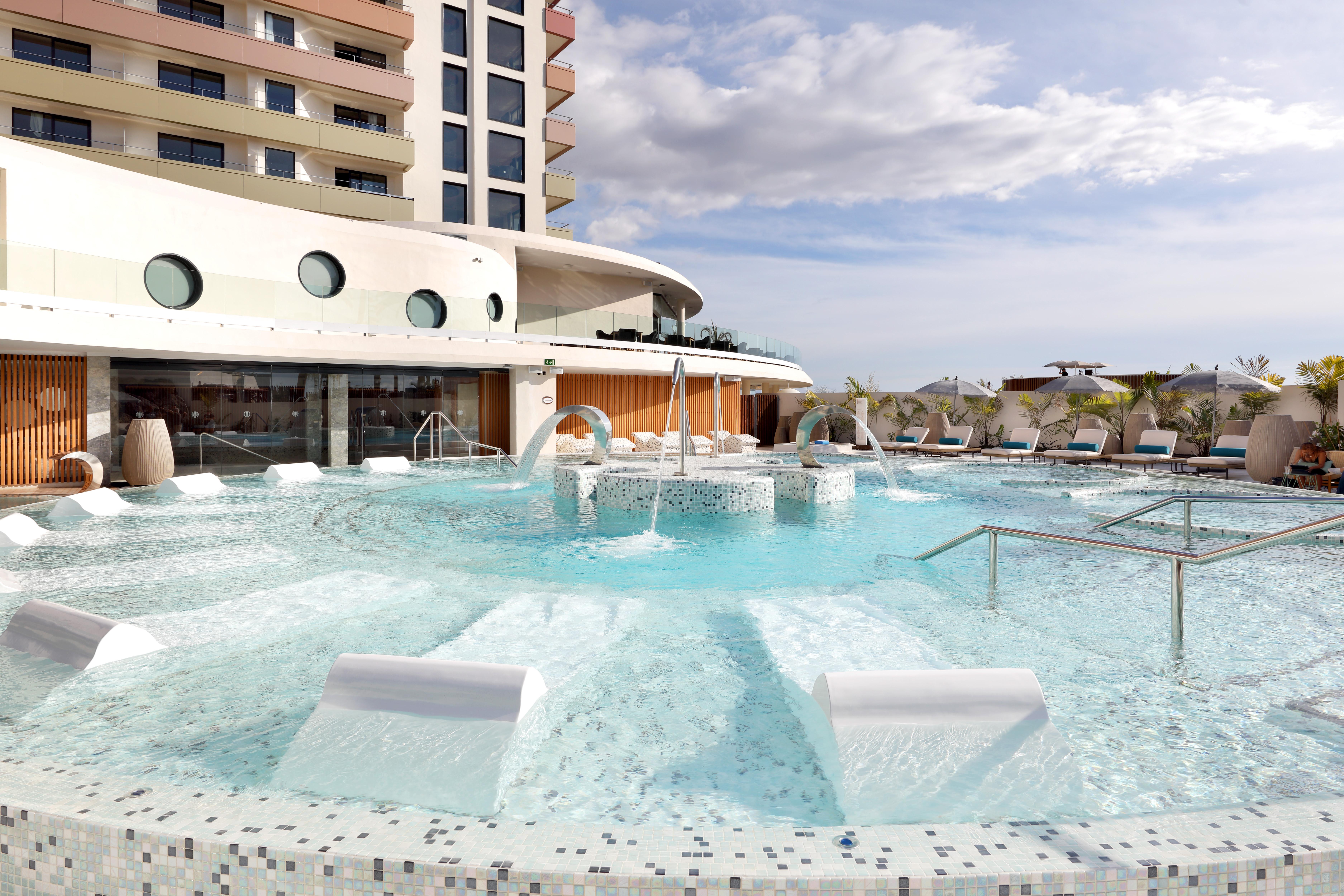 Hard Rock Hotel Tenerife Адехе Екстериор снимка The swimming pool at the hotel