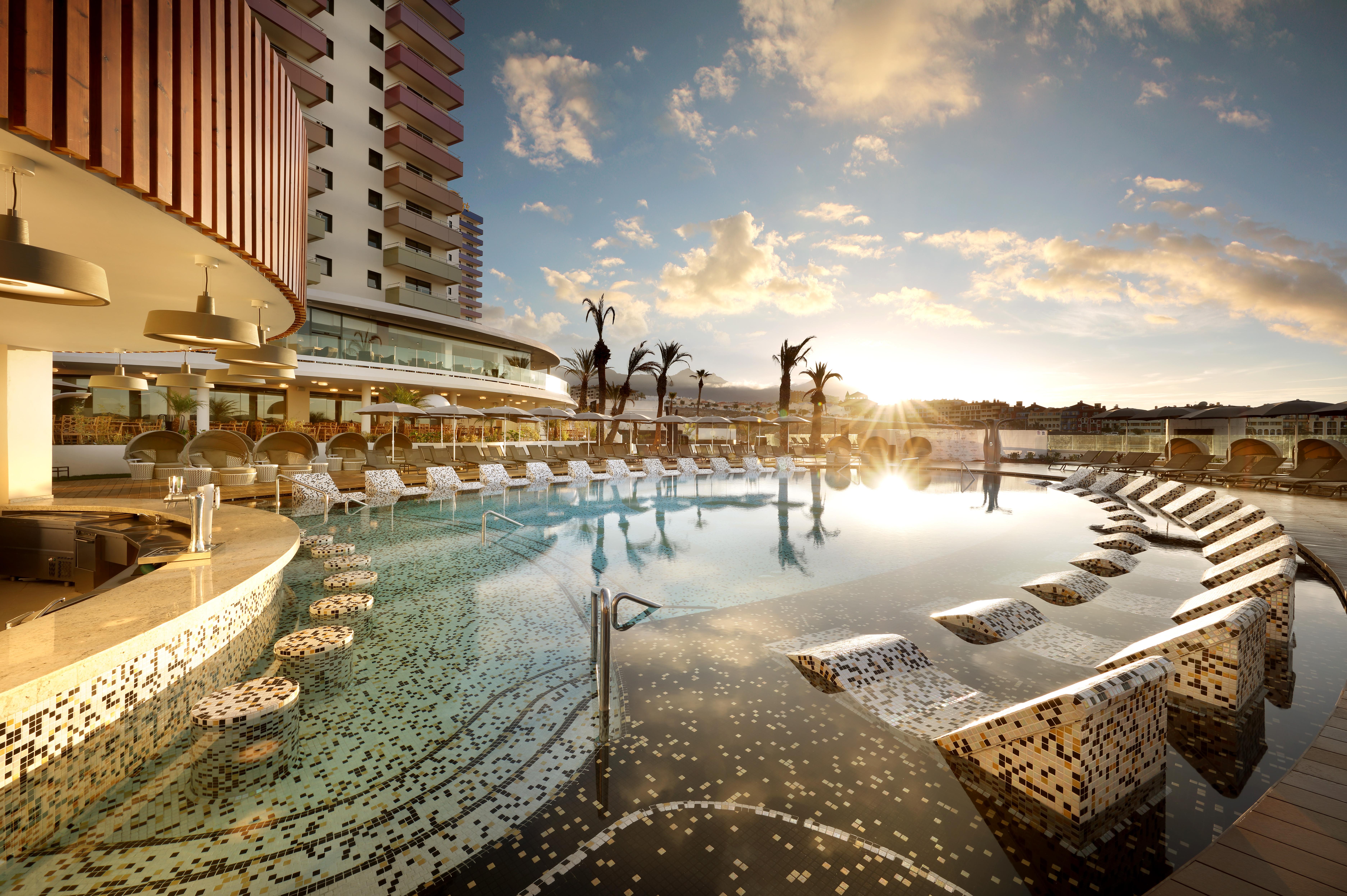 Hard Rock Hotel Tenerife Адехе Екстериор снимка The pool at the W