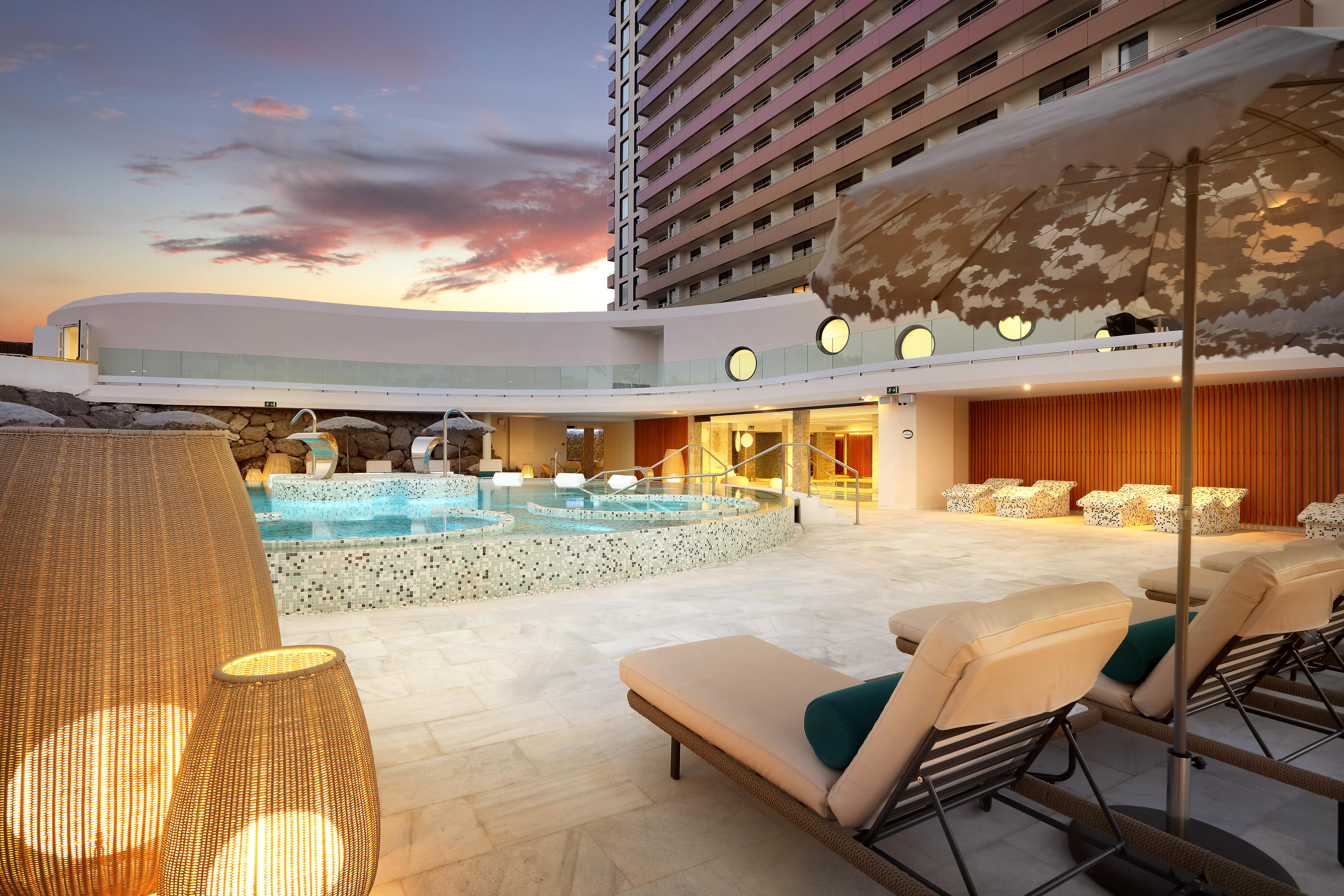 Hard Rock Hotel Tenerife Адехе Екстериор снимка The pool at the hotel